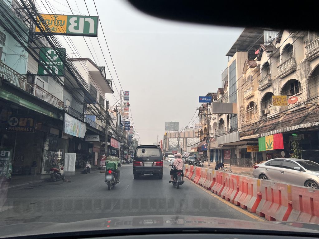 ภาพถนนตรงที่ อนุสาวรียเจ้าพ่อ์ช้างเผือก ตั้งอยู่ ถ่ายโดย lin_wang พ.ศ. 2567 (2024) · A street-level view of where อนุสาวรียเจ้าพ่อ์ช้างเผือก · Anusaorii Chaopha Chang Phueak stands, by lin_wang in 2567 (2024)