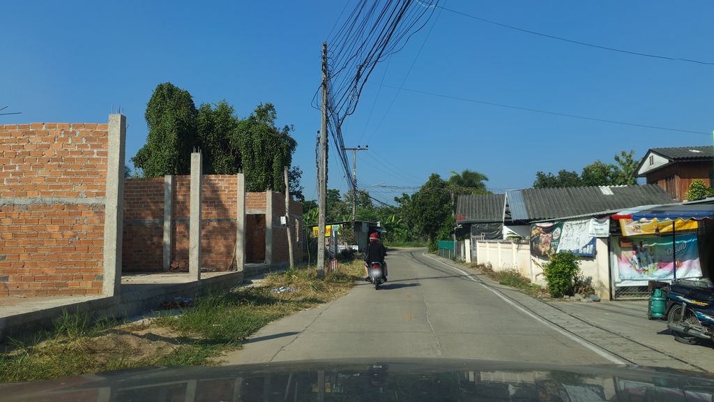 ภาพถนนตรงที่ สันผักหวานไก่ หมู อนามัยเบทาโกร ตั้งอยู่ ถ่ายโดย jrcarlsen พ.ศ. 2562 (2019) · A street-level view of where สันผักหวานไก่ หมู อนามัยเบทาโกร · San Phakwan Kai Mu Anamai Bethako stands, by jrcarlsen in 2562 (2019)