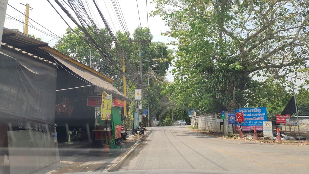 ภาพถนนตรงที่ ร้านไข่เจียวแม่หมู ตั้งอยู่ ถ่ายโดย jrcarlsen พ.ศ. 2565 (2022) · A street-level view of where ร้านไข่เจียวแม่หมู · Ran Khaichiao Mae Mu stands, by jrcarlsen in 2565 (2022)
