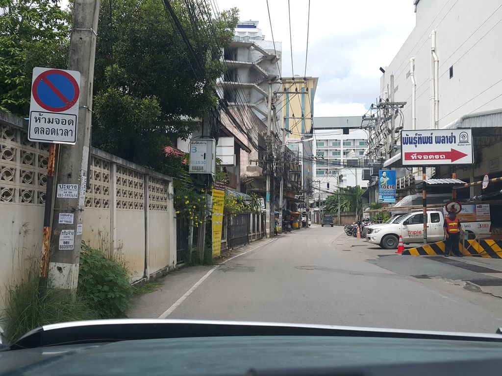 ภาพถนนตรงที่ TSL Chiang Mai Thai Language School ตั้งอยู่ ถ่ายโดย jrcarlsen พ.ศ. 2558 (2015) · A street-level view of where TSL Chiang Mai Thai Language School stands, by jrcarlsen in 2558 (2015)