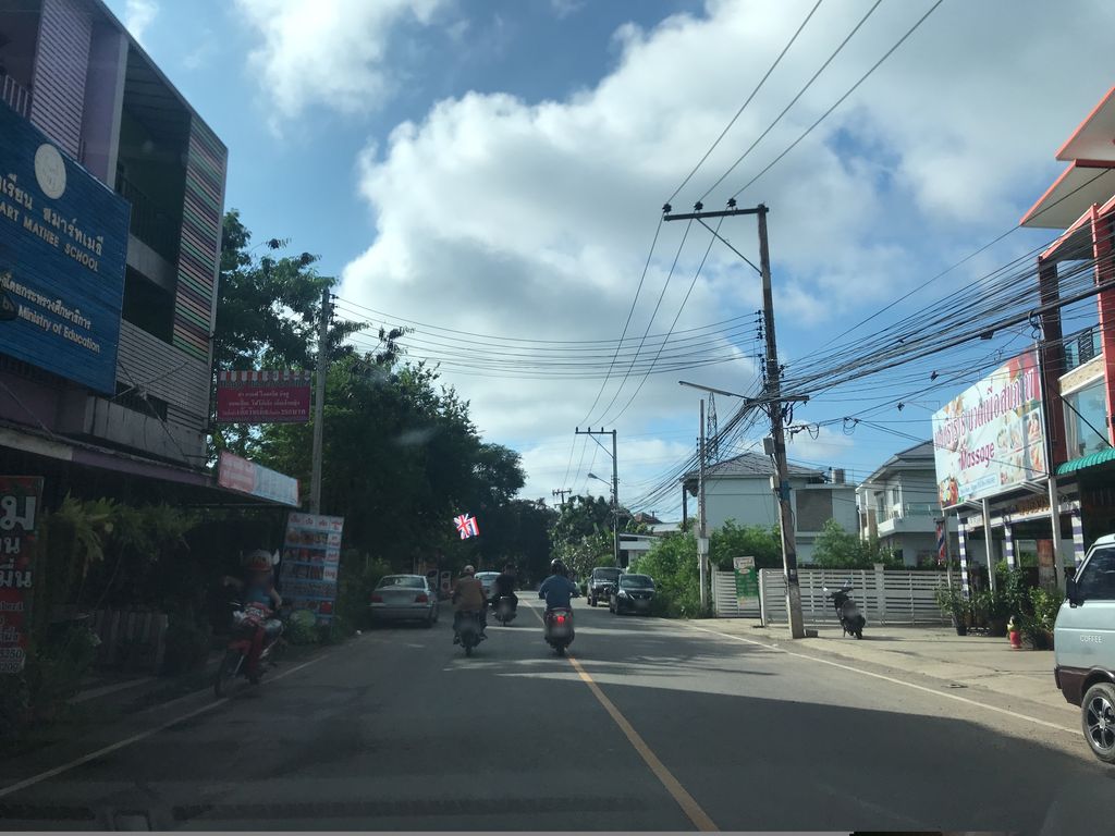 ภาพถนนตรงที่ EGGY EGGY ตั้งอยู่ ถ่ายโดย prasert พ.ศ. 2561 (2018) · A street-level view of where EGGY EGGY stands, by prasert in 2561 (2018)
