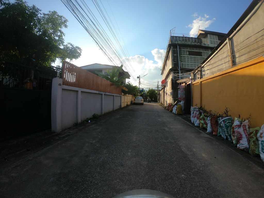 ภาพถนนตรงที่ Chiangmai hometown tour ตั้งอยู่ ถ่ายโดย chanuwath_grab พ.ศ. 2562 (2019) · A street-level view of where Chiangmai hometown tour stands, by chanuwath_grab in 2562 (2019)