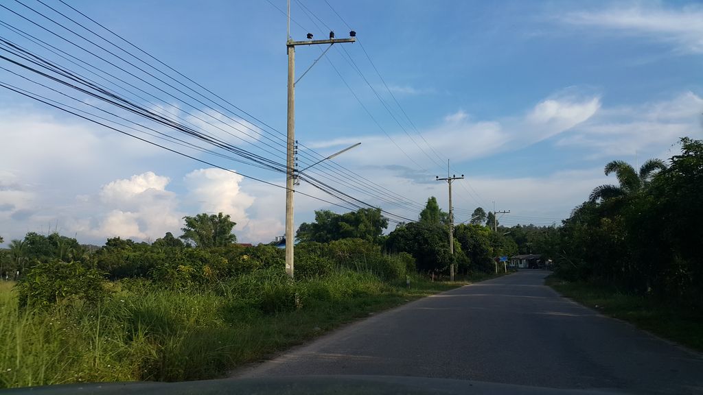 ภาพถนนตรงที่ เสริมสวย สายสุนีย์ บ้านโปง ตั้งอยู่ ถ่ายโดย jrcarlsen พ.ศ. 2559 (2016) · A street-level view of where เสริมสวย สายสุนีย์ บ้านโปง · Soemsuai Saisuni Ban Pong stands, by jrcarlsen in 2559 (2016)