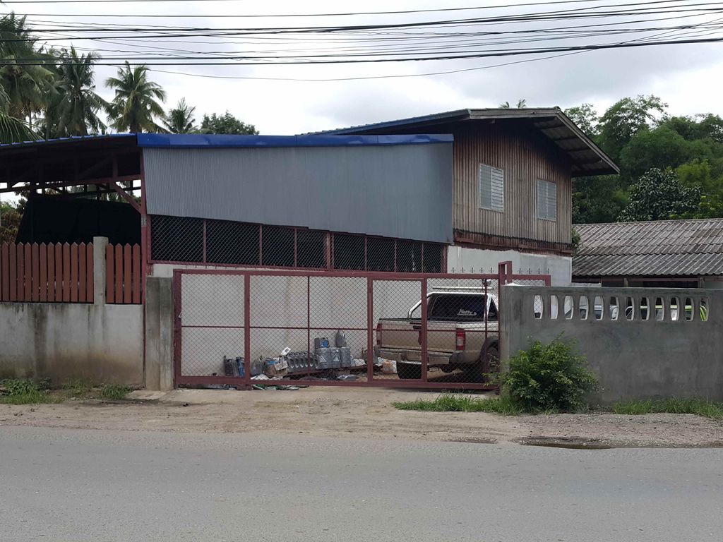 ภาพถนนตรงที่ Number 1 Coffee ตั้งอยู่ ถ่ายโดย jrcarlsen พ.ศ. 2558 (2015) · A street-level view of where Number 1 Coffee stands, by jrcarlsen in 2558 (2015)