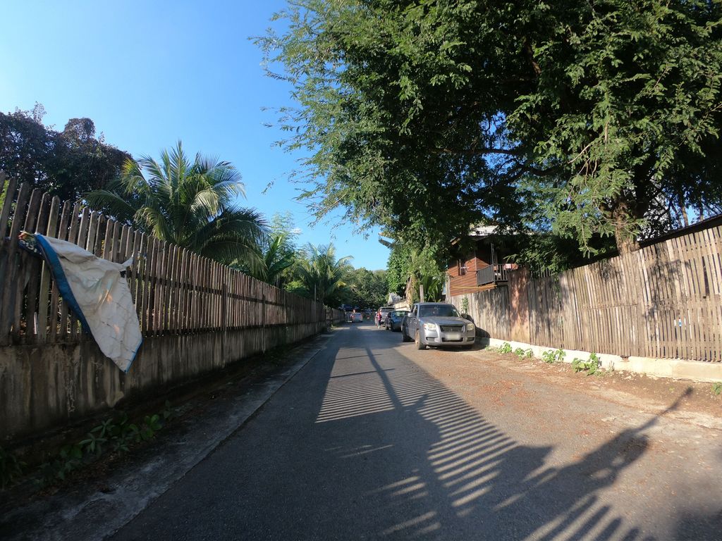 ภาพถนนตรงที่ All Saints, Chiang Mai ตั้งอยู่ ถ่ายโดย chanuwath_grab พ.ศ. 2562 (2019) · A street-level view of where All Saints, Chiang Mai stands, by chanuwath_grab in 2562 (2019)