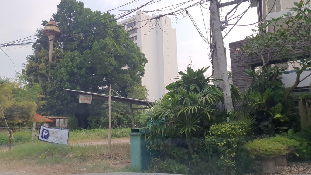 ภาพถนนตรงที่ Peaks Garden Condominium ตั้งอยู่ ถ่ายโดย jrcarlsen พ.ศ. 2566 (2023) · A street-level view of where Peaks Garden Condominium stands, by jrcarlsen in 2566 (2023)