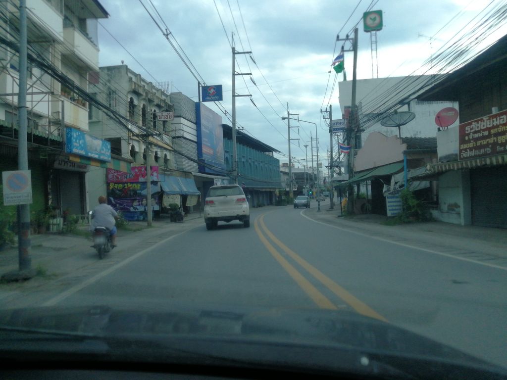 ภาพถนนตรงที่ ร้าน เดอะซันโมบาย ซ่อมมือถือ จอมทอง ตั้งอยู่ ถ่ายโดย chanon พ.ศ. 2561 (2018) · A street-level view of where ร้าน เดอะซันโมบาย ซ่อมมือถือ จอมทอง · Ran The San Mobile Sommuethue Chom Thong stands, by chanon in 2561 (2018)