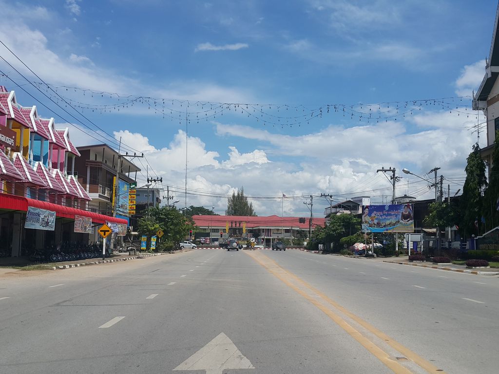 ภาพถนนตรงที่ ตะ-ลอน PhuPak MokaPot Coffee ตั้งอยู่ ถ่ายโดย jrcarlsen พ.ศ. 2558 (2015) · A street-level view of where ตะ-ลอน PhuPak MokaPot Coffee stands, by jrcarlsen in 2558 (2015)