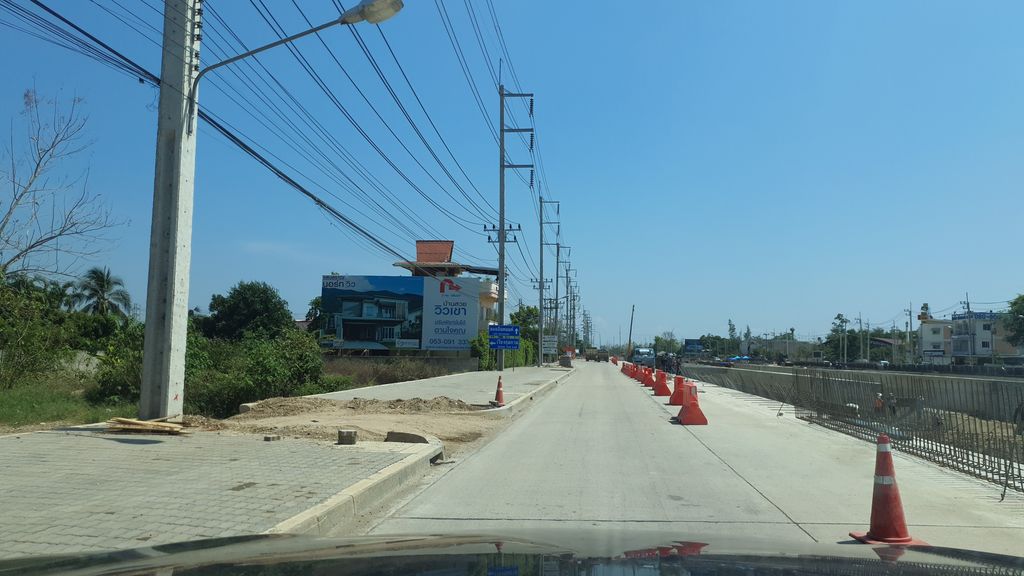 ภาพถนนตรงที่ Honey Hill ตั้งอยู่ ถ่ายโดย jrcarlsen พ.ศ. 2564 (2021) · A street-level view of where Honey Hill stands, by jrcarlsen in 2564 (2021)