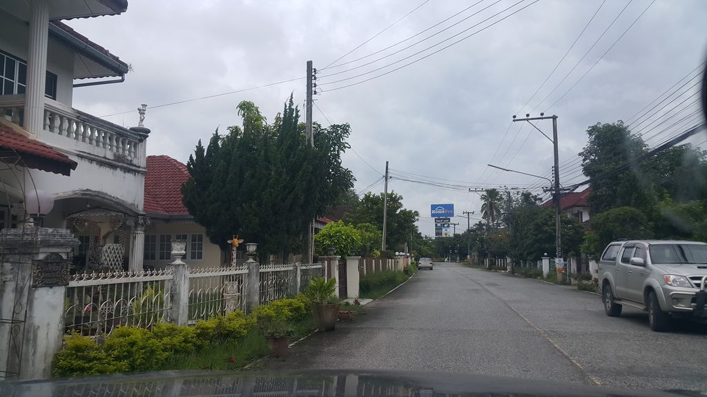 ภาพถนนตรงที่ เสริมสวยเดือน สันทราย ตั้งอยู่ ถ่ายโดย jrcarlsen พ.ศ. 2561 (2018) · A street-level view of where เสริมสวยเดือน สันทราย · Soemsuai Duean San Sai stands, by jrcarlsen in 2561 (2018)