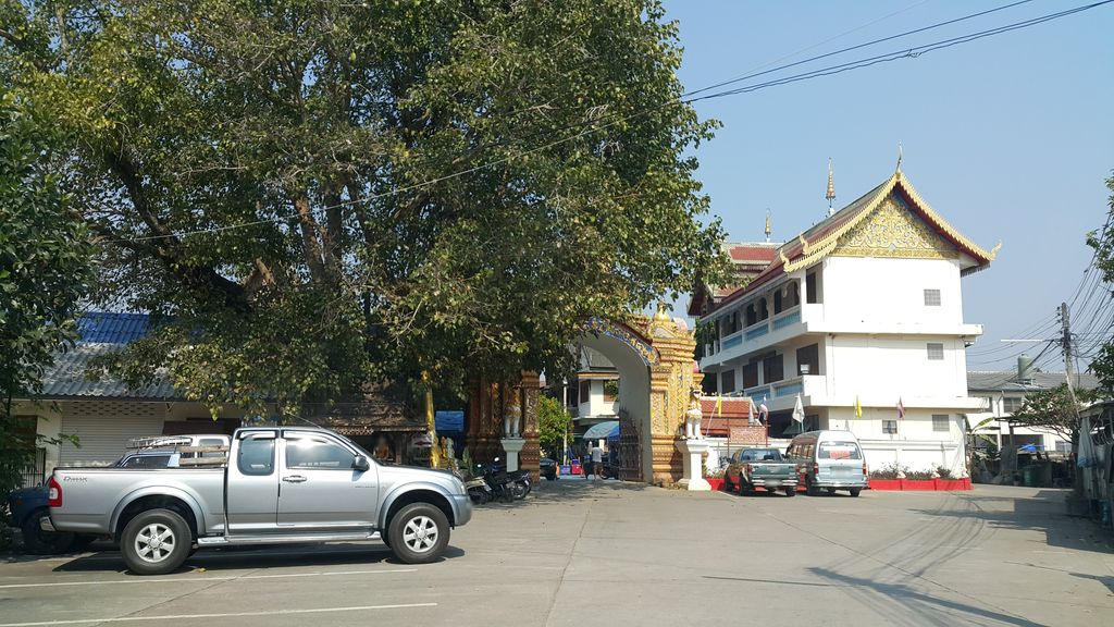 ภาพถนนตรงที่ Green Land Cnx. ตั้งอยู่ ถ่ายโดย jrcarlsen พ.ศ. 2560 (2017) · A street-level view of where Green Land Cnx. stands, by jrcarlsen in 2560 (2017)