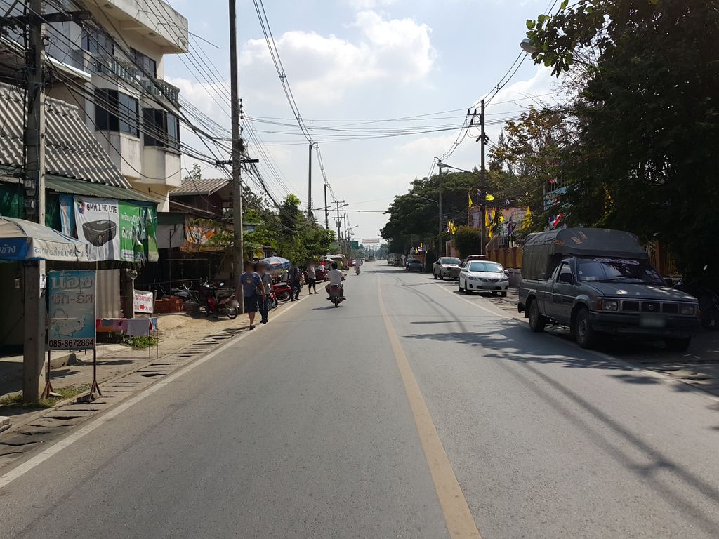 ภาพถนนตรงที่ กินผักกับเต้ยป่าว. ตั้งอยู่ ถ่ายโดย jrcarlsen พ.ศ. 2557 (2014) · A street-level view of where กินผักกับเต้ยป่าว. · Kinphak Kap Toei Pao. stands, by jrcarlsen in 2557 (2014)