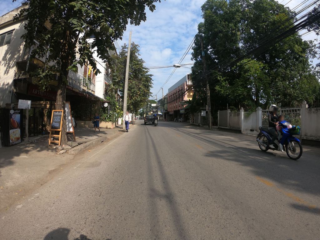 ภาพถนนตรงที่ แซ่บหลายเด้อ เชียงใหม่ ตั้งอยู่ ถ่ายโดย chanuwath_grab พ.ศ. 2562 (2019) · A street-level view of where แซ่บหลายเด้อ เชียงใหม่ · Saeplaidoe Chiang Mai stands, by chanuwath_grab in 2562 (2019)
