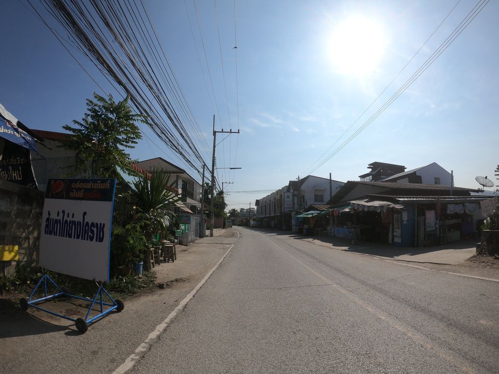 ภาพถนนตรงที่ ส้มตำไก่ย่างโคราช ตั้งอยู่ ถ่ายโดย chanuwath_grab พ.ศ. 2562 (2019) · A street-level view of where ส้มตำไก่ย่างโคราช · Som Tam Kainga Khrocha stands, by chanuwath_grab in 2562 (2019)
