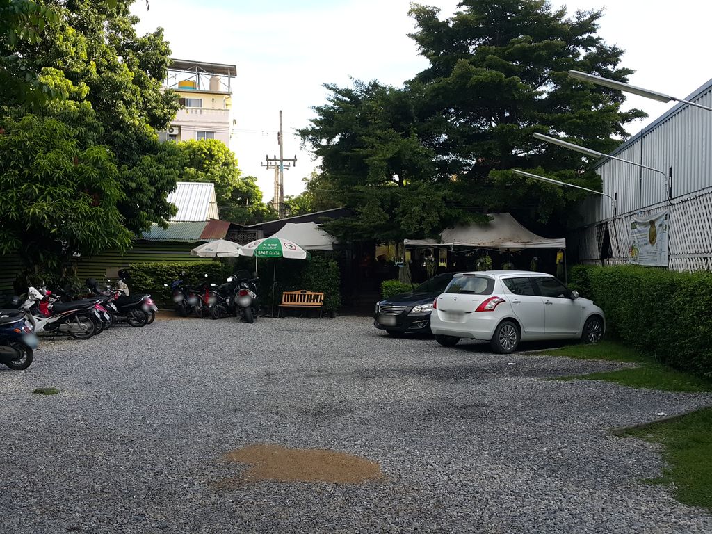 ภาพถนนตรงที่ SpiceRoads Cycle Tours - Chiang Mai Day Tours ตั้งอยู่ ถ่ายโดย jrcarlsen พ.ศ. 2558 (2015) · A street-level view of where SpiceRoads Cycle Tours - Chiang Mai Day Tours stands, by jrcarlsen in 2558 (2015)