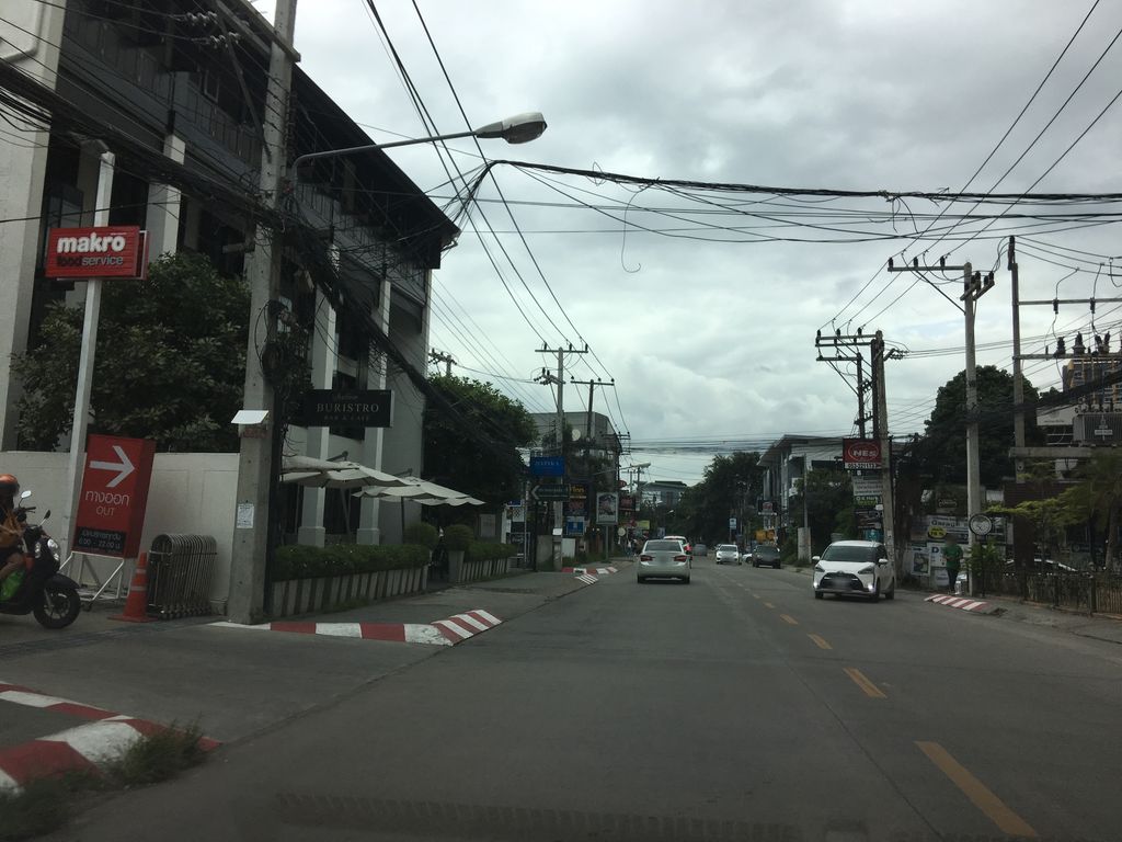 ภาพถนนตรงที่ Cheevit Cheeva dessert cafe | Chiang Mai ตั้งอยู่ ถ่ายโดย wapriz พ.ศ. 2561 (2018) · A street-level view of where Cheevit Cheeva dessert cafe | Chiang Mai stands, by wapriz in 2561 (2018)