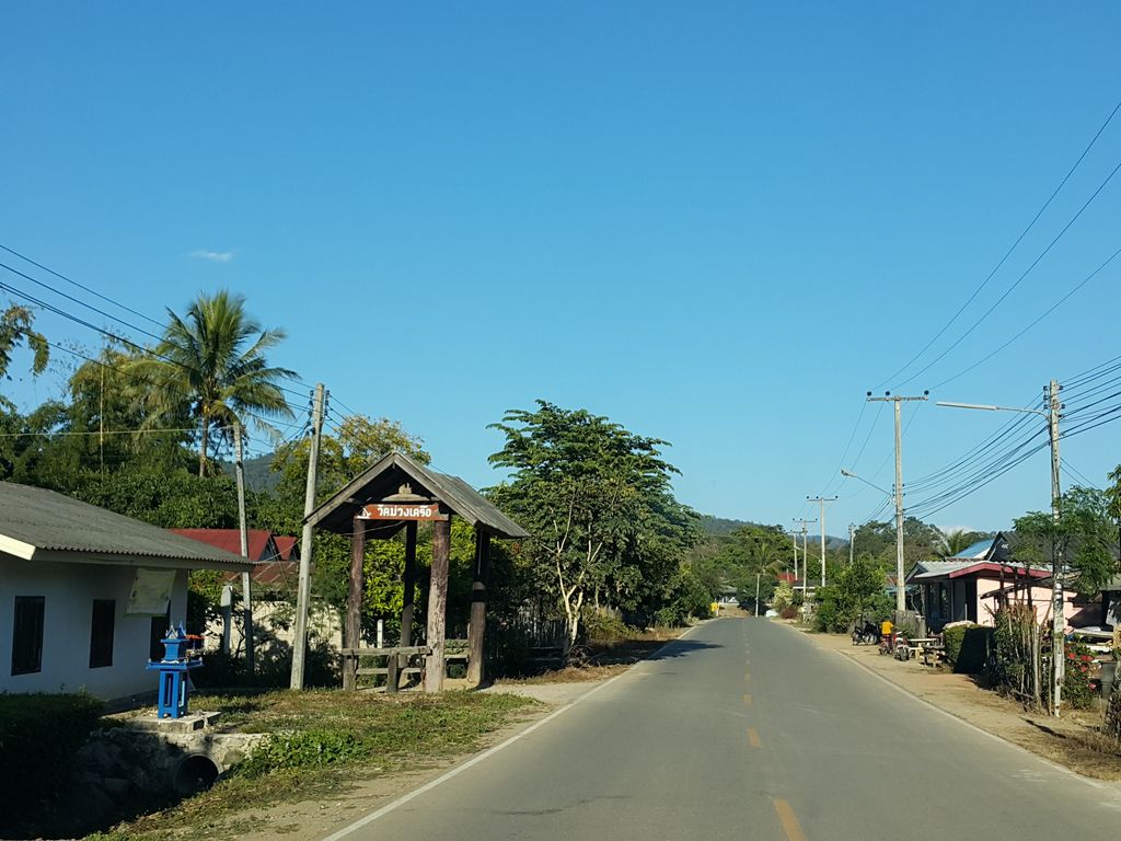 ภาพถนนตรงที่ บ้านม่วงเครือ อ.เวียงแหง ตั้งอยู่ ถ่ายโดย jrcarlsen พ.ศ. 2558 (2015) · A street-level view of where บ้านม่วงเครือ อ.เวียงแหง · Ban Muangkhruea A.Wiang Haeng stands, by jrcarlsen in 2558 (2015)