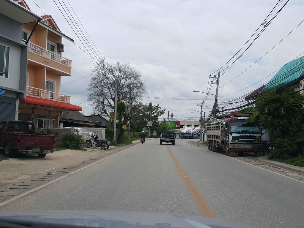 ภาพถนนตรงที่ บ้านพักสัตวแพทย์ ตั้งอยู่ ถ่ายโดย jrcarlsen พ.ศ. 2558 (2015) · A street-level view of where บ้านพักสัตวแพทย์ · Satwaphaet Guest house stands, by jrcarlsen in 2558 (2015)