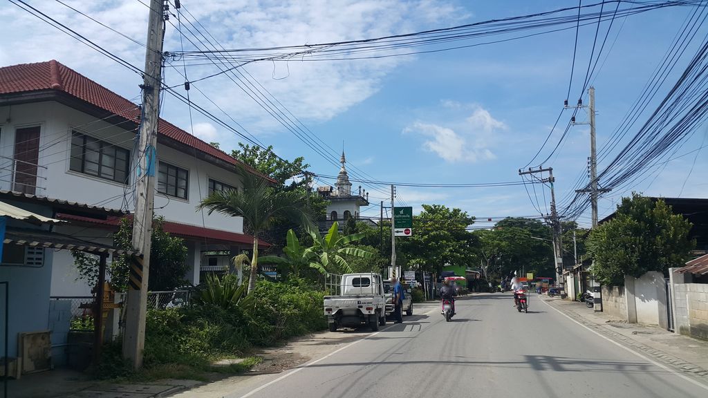 ภาพถนนตรงที่ Ton Auto ตั้งอยู่ ถ่ายโดย jrcarlsen พ.ศ. 2559 (2016) · A street-level view of where Ton Auto stands, by jrcarlsen in 2559 (2016)