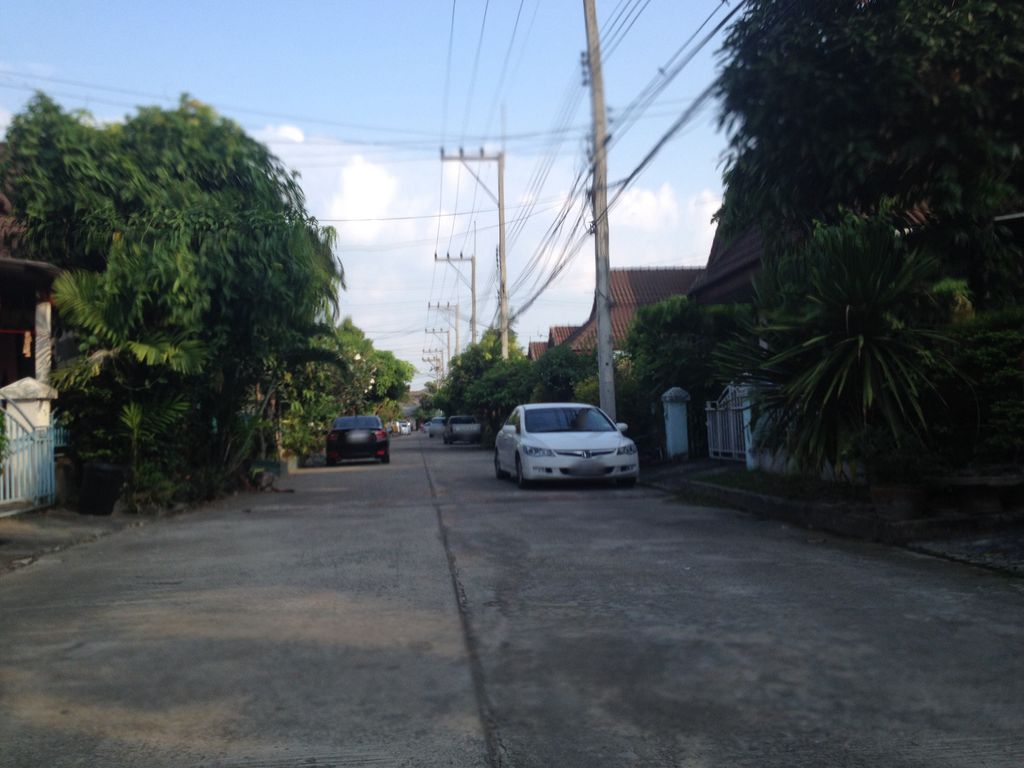 ภาพถนนตรงที่ หมู่บ้านทิพย์ภมร ตั้งอยู่ ถ่ายโดย jimwatana พ.ศ. 2558 (2015) · A street-level view of where หมู่บ้านทิพย์ภมร · Thipphamon Village stands, by jimwatana in 2558 (2015)