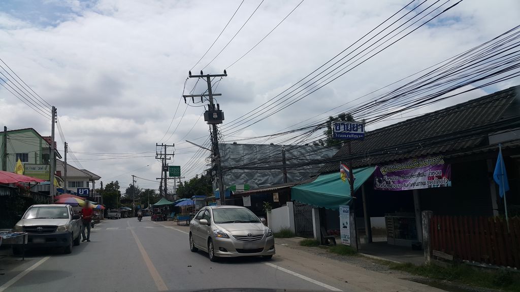 ภาพถนนตรงที่ Platyboy Nursery ตั้งอยู่ ถ่ายโดย jrcarlsen พ.ศ. 2559 (2016) · A street-level view of where Platyboy Nursery stands, by jrcarlsen in 2559 (2016)