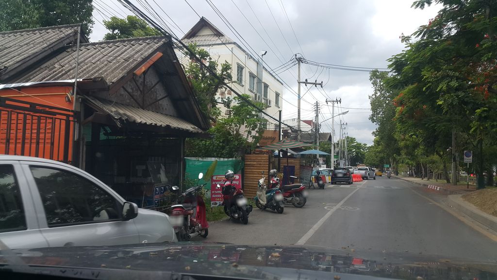 ภาพถนนตรงที่ ลาบต้นตาล ตั้งอยู่ ถ่ายโดย jrcarlsen พ.ศ. 2562 (2019) · A street-level view of where ลาบต้นตาล · Laptontan stands, by jrcarlsen in 2562 (2019)