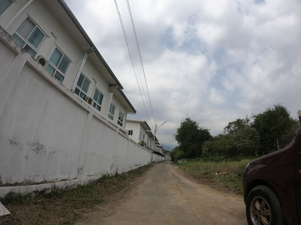 ภาพถนนตรงที่ บ้านลักษณา ห้องพักรายเดือน สงบ สะอาด ปลอดภัย ตั้งอยู่ ถ่ายโดย chanuwath_grab พ.ศ. 2562 (2019) · A street-level view of where บ้านลักษณา ห้องพักรายเดือน สงบ สะอาด ปลอดภัย · Ban Lak Sana Hongphak Raiduean Songba Saat Palotphai stands, by chanuwath_grab in 2562 (2019)