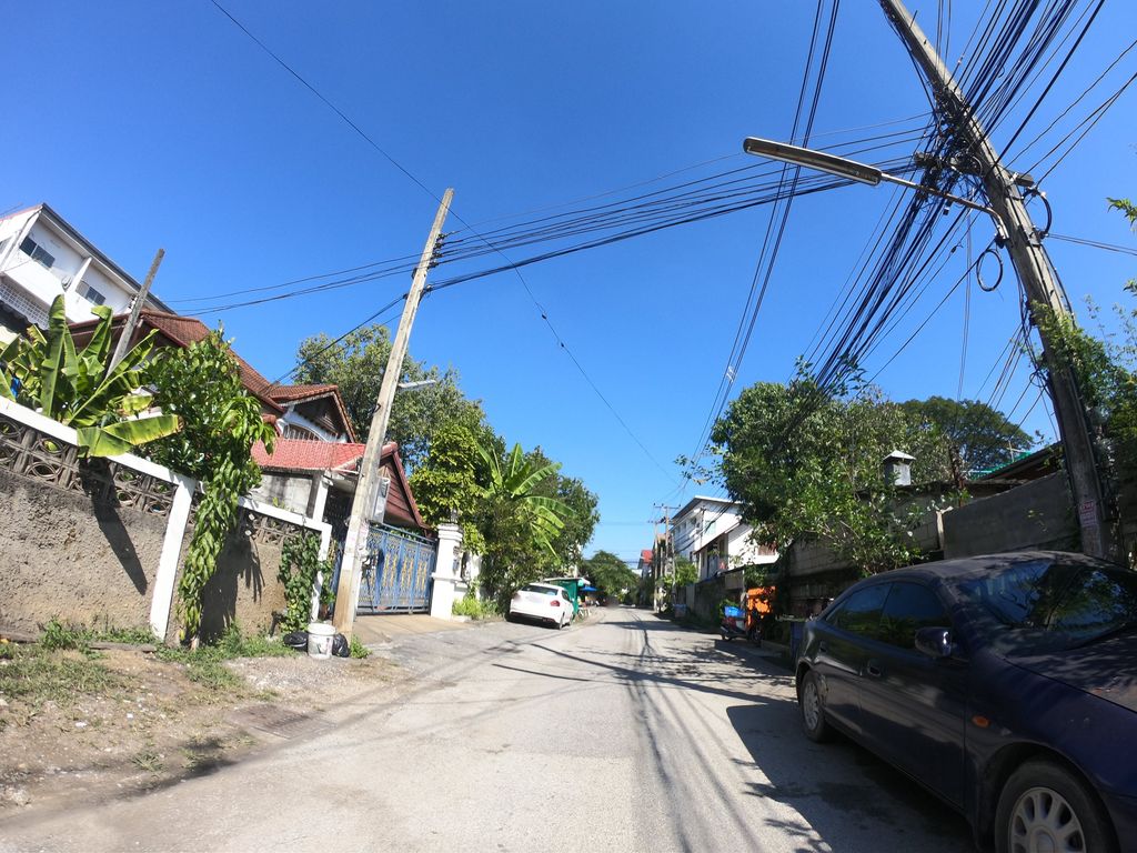 ภาพถนนตรงที่ รุ่งรัตน์อพาร์ทเม้นท์ ตั้งอยู่ ถ่ายโดย chanuwath_grab พ.ศ. 2562 (2019) · A street-level view of where รุ่งรัตน์อพาร์ทเม้นท์ · Rung Rat Apartment stands, by chanuwath_grab in 2562 (2019)