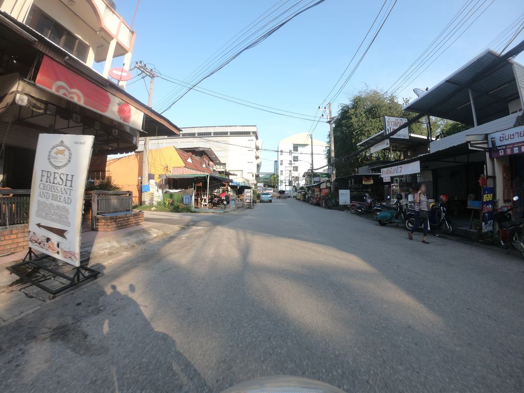 ภาพถนนตรงที่ Karencuts.barber ตั้งอยู่ ถ่ายโดย chanuwath_grab พ.ศ. 2562 (2019) · A street-level view of where Karencuts.barber stands, by chanuwath_grab in 2562 (2019)