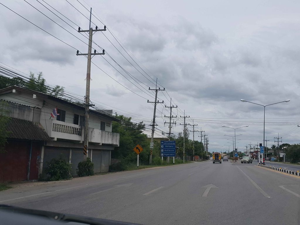 ภาพถนนตรงที่ ลิเกอุดมนาฎศิลป์เชียงใหม่ ตั้งอยู่ ถ่ายโดย jrcarlsen พ.ศ. 2558 (2015) · A street-level view of where ลิเกอุดมนาฎศิลป์เชียงใหม่ · Like Utma Nat Sin Chiang Mai stands, by jrcarlsen in 2558 (2015)