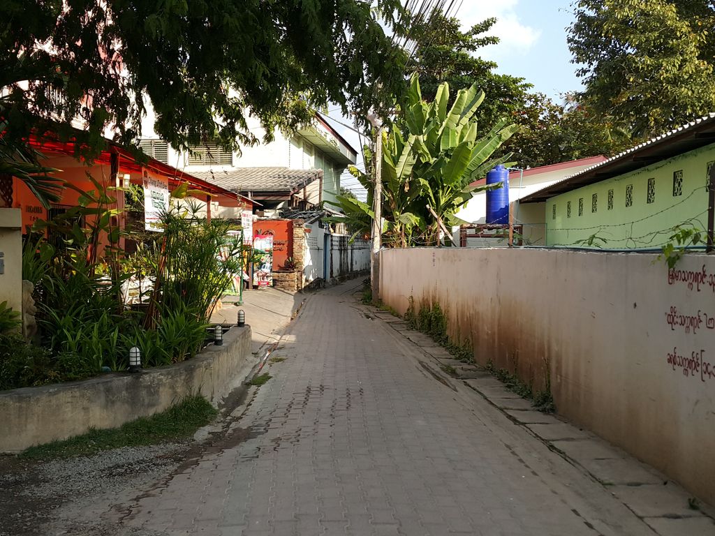 ภาพถนนตรงที่ Chiang Mai Footsteps Travel ตั้งอยู่ ถ่ายโดย jrcarlsen พ.ศ. 2558 (2015) · A street-level view of where Chiang Mai Footsteps Travel stands, by jrcarlsen in 2558 (2015)