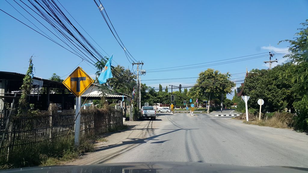 ภาพถนนตรงที่ แม่แอ้วส้มตำ ข่วงเปา ตั้งอยู่ ถ่ายโดย jrcarlsen พ.ศ. 2559 (2016) · A street-level view of where แม่แอ้วส้มตำ ข่วงเปา · Maeaeosomtam Khwongpao stands, by jrcarlsen in 2559 (2016)