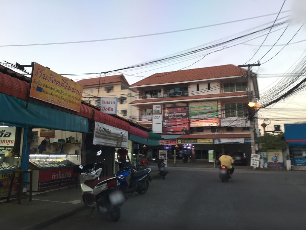 ภาพถนนตรงที่ ลาบเฮงเจริญ ตั้งอยู่ ถ่ายโดย kyoko พ.ศ. 2561 (2018) · A street-level view of where ลาบเฮงเจริญ · Laphengcherin stands, by kyoko in 2561 (2018)