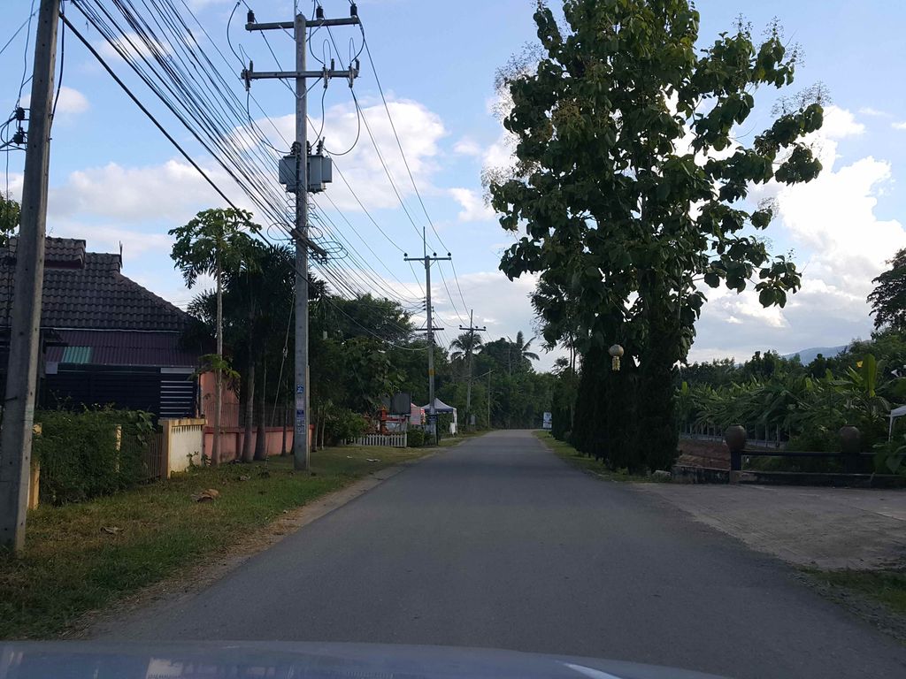 ภาพถนนตรงที่ บ้านสวนออแกนิค ตั้งอยู่ ถ่ายโดย jrcarlsen พ.ศ. 2558 (2015) · A street-level view of where บ้านสวนออแกนิค · Ban Suan Okaenik stands, by jrcarlsen in 2558 (2015)