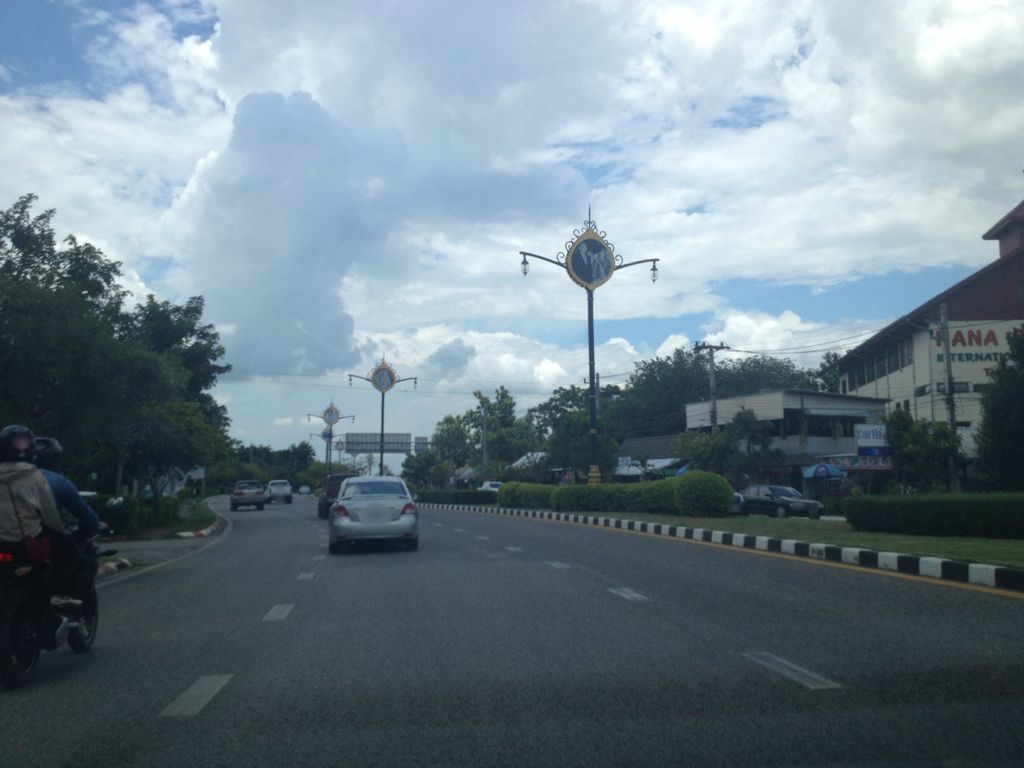 ภาพถนนตรงที่ รัชตา ห้องพัก - Ratchata Hongpak ตั้งอยู่ ถ่ายโดย jimwatana พ.ศ. 2558 (2015) · A street-level view of where รัชตา ห้องพัก - Ratchata Hongpak stands, by jimwatana in 2558 (2015)