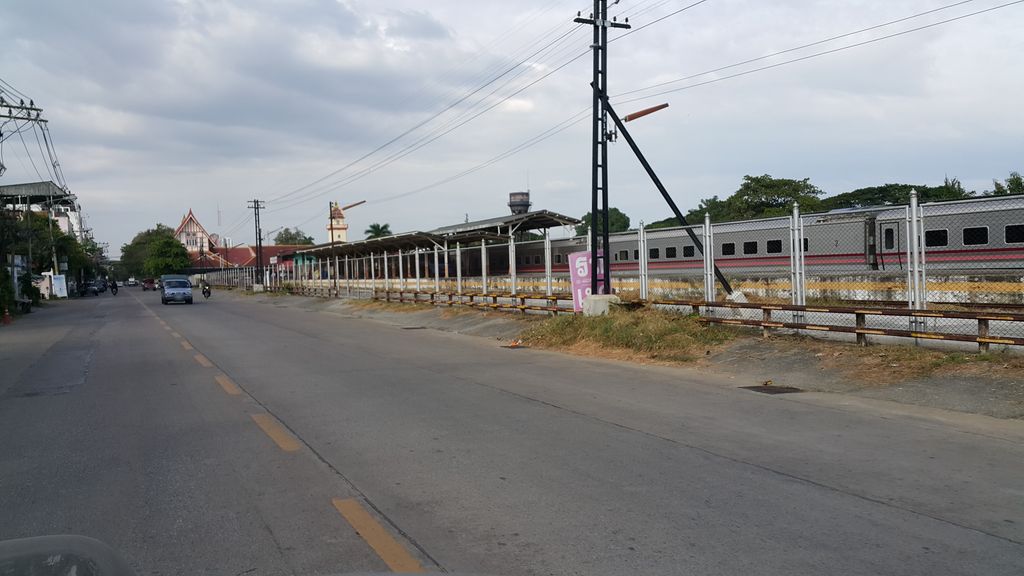 ภาพถนนตรงที่ บ้านอีสานรสแซ่บ ตั้งอยู่ ถ่ายโดย jrcarlsen พ.ศ. 2559 (2016) · A street-level view of where บ้านอีสานรสแซ่บ · Ban Isanrotsaep stands, by jrcarlsen in 2559 (2016)