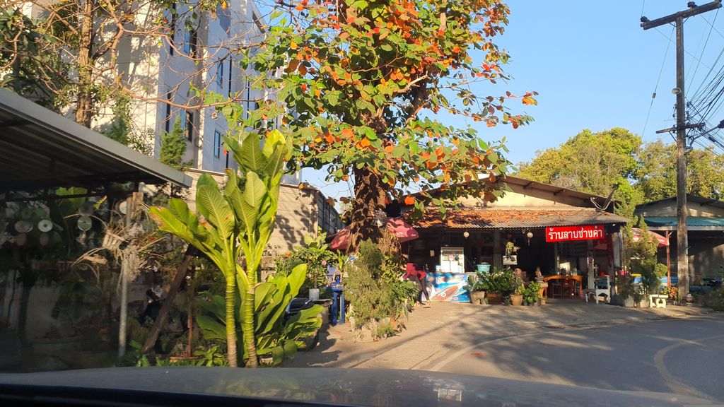ภาพถนนตรงที่ Angus Coffee Roasters โรงคั่วกาแฟแองกัส ตั้งอยู่ ถ่ายโดย jrcarlsen พ.ศ. 2566 (2023) · A street-level view of where Angus Coffee Roasters โรงคั่วกาแฟแองกัส stands, by jrcarlsen in 2566 (2023)