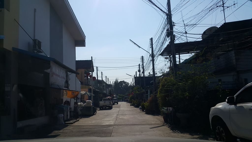 ภาพถนนตรงที่ บารมีองค์คณปติเทวาลัย ตั้งอยู่ ถ่ายโดย jrcarlsen พ.ศ. 2560 (2017) · A street-level view of where บารมีองค์คณปติเทวาลัย · Banmi Ong Khon Pati Theolai stands, by jrcarlsen in 2560 (2017)