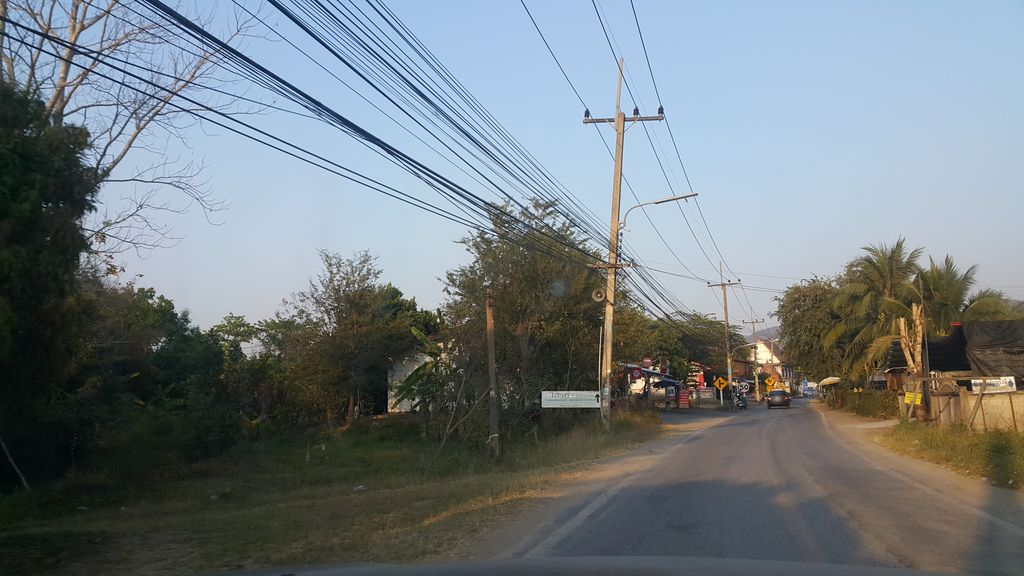 ภาพถนนตรงที่ คลังข้าวสาร แม่ออน ตั้งอยู่ ถ่ายโดย jrcarlsen พ.ศ. 2562 (2019) · A street-level view of where คลังข้าวสาร แม่ออน · Khlangkhaosan Mae On stands, by jrcarlsen in 2562 (2019)