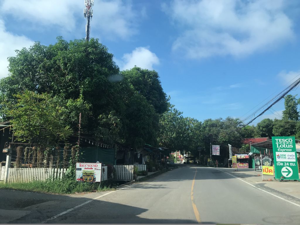 ภาพถนนตรงที่ Takecare Vet Clinic ตั้งอยู่ ถ่ายโดย prasert พ.ศ. 2561 (2018) · A street-level view of where Takecare Vet Clinic stands, by prasert in 2561 (2018)