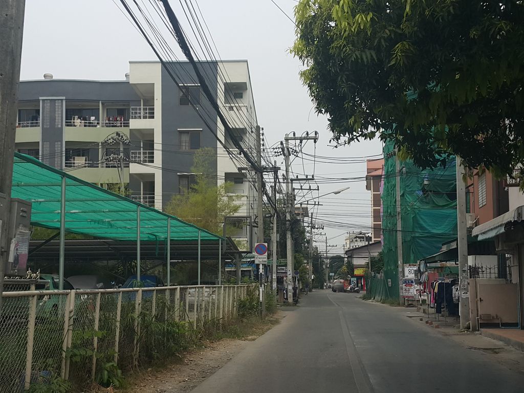 ภาพถนนตรงที่ บุษ SLOW BAR coffee ตั้งอยู่ ถ่ายโดย jrcarlsen พ.ศ. 2559 (2016) · A street-level view of where บุษ SLOW BAR coffee stands, by jrcarlsen in 2559 (2016)
