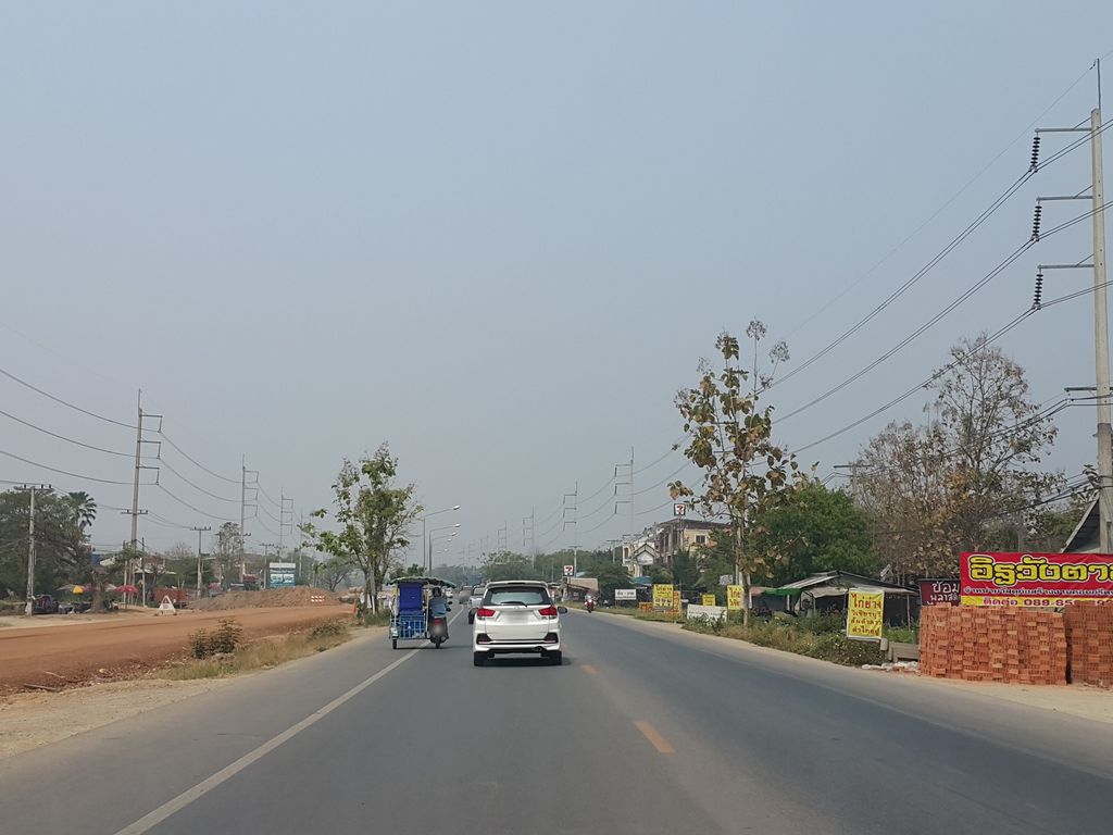 ภาพถนนตรงที่ ธนัญญาผ้าม่าน ตั้งอยู่ ถ่ายโดย jrcarlsen พ.ศ. 2559 (2016) · A street-level view of where ธนัญญาผ้าม่าน · Thananya Phaman stands, by jrcarlsen in 2559 (2016)