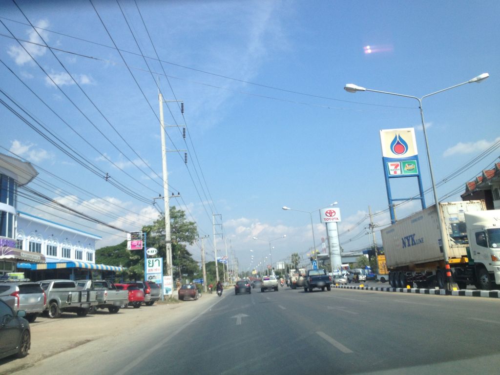ภาพถนนตรงที่ ข้าวซอยกะโหล้ง ตั้งอยู่ ถ่ายโดย jimwatana พ.ศ. 2558 (2015) · A street-level view of where ข้าวซอยกะโหล้ง · Khao Soi Kalong stands, by jimwatana in 2558 (2015)