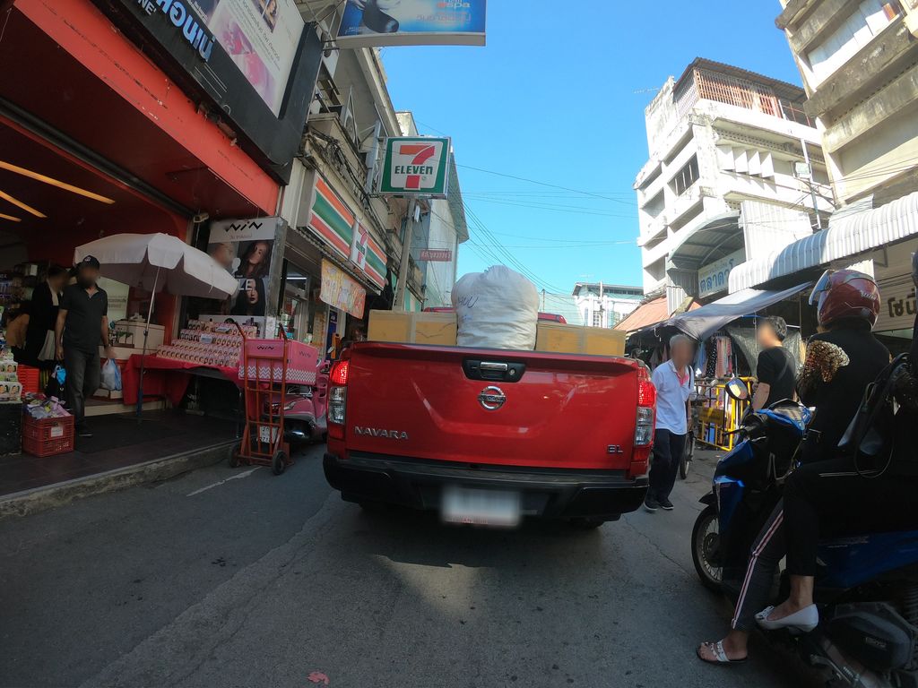 ภาพถนนตรงที่ Makad Rooftop ตั้งอยู่ ถ่ายโดย chanuwath_grab พ.ศ. 2562 (2019) · A street-level view of where Makad Rooftop stands, by chanuwath_grab in 2562 (2019)