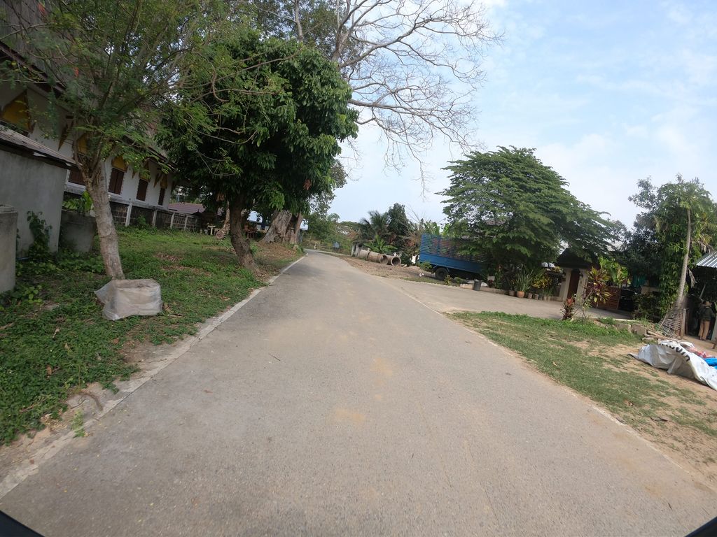 ภาพถนนตรงที่ ขาหมูภูเก็ต ตั้งอยู่ ถ่ายโดย chanuwath_grab พ.ศ. 2562 (2019) · A street-level view of where ขาหมูภูเก็ต · Khamuphuket stands, by chanuwath_grab in 2562 (2019)