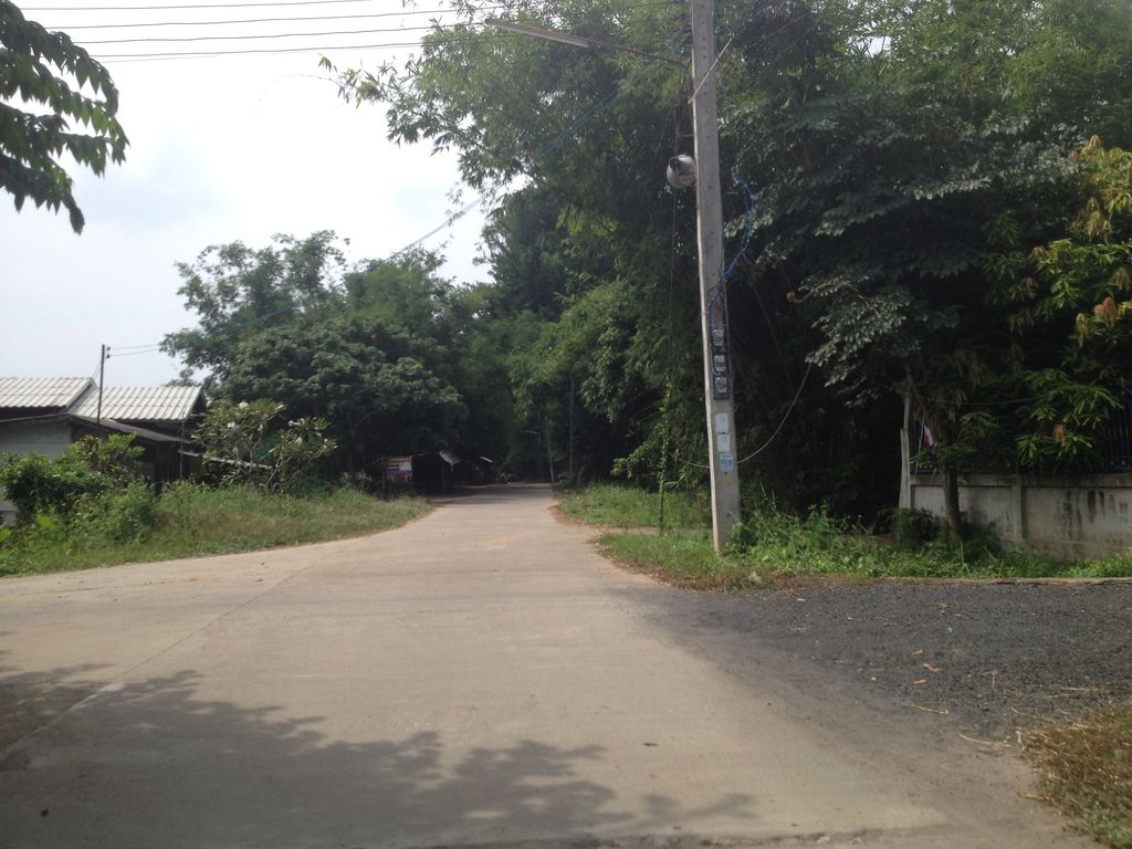 ภาพถนนตรงที่ หอพักสุขสำราญ(เจ้หญิง) ตั้งอยู่ ถ่ายโดย jimwatana พ.ศ. 2558 (2015) · A street-level view of where หอพักสุขสำราญ(เจ้หญิง) · Suksamran(cheying) Dormitory stands, by jimwatana in 2558 (2015)