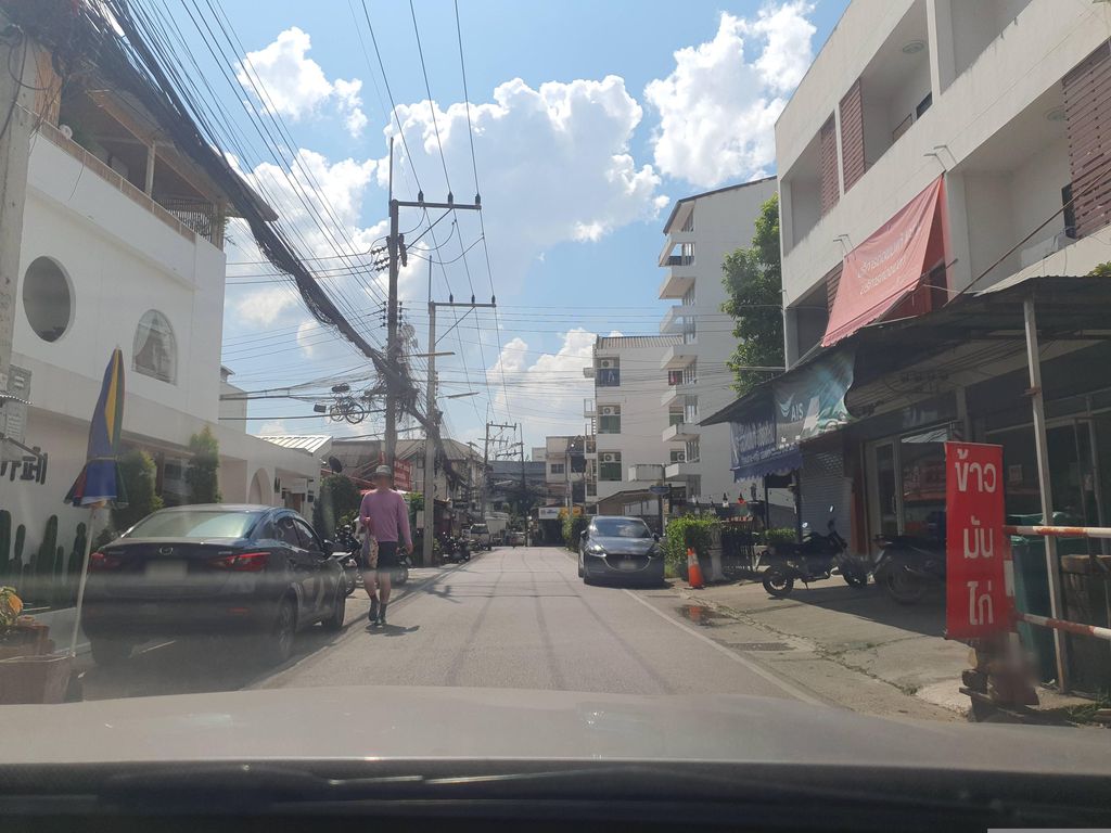 ภาพถนนตรงที่ ข้าวมันไก่เจ็ดยอดแม่อร ตั้งอยู่ ถ่ายโดย jrcarlsen พ.ศ. 2566 (2023) · A street-level view of where ข้าวมันไก่เจ็ดยอดแม่อร · Khao Man Kai Chet Yot Mae On stands, by jrcarlsen in 2566 (2023)