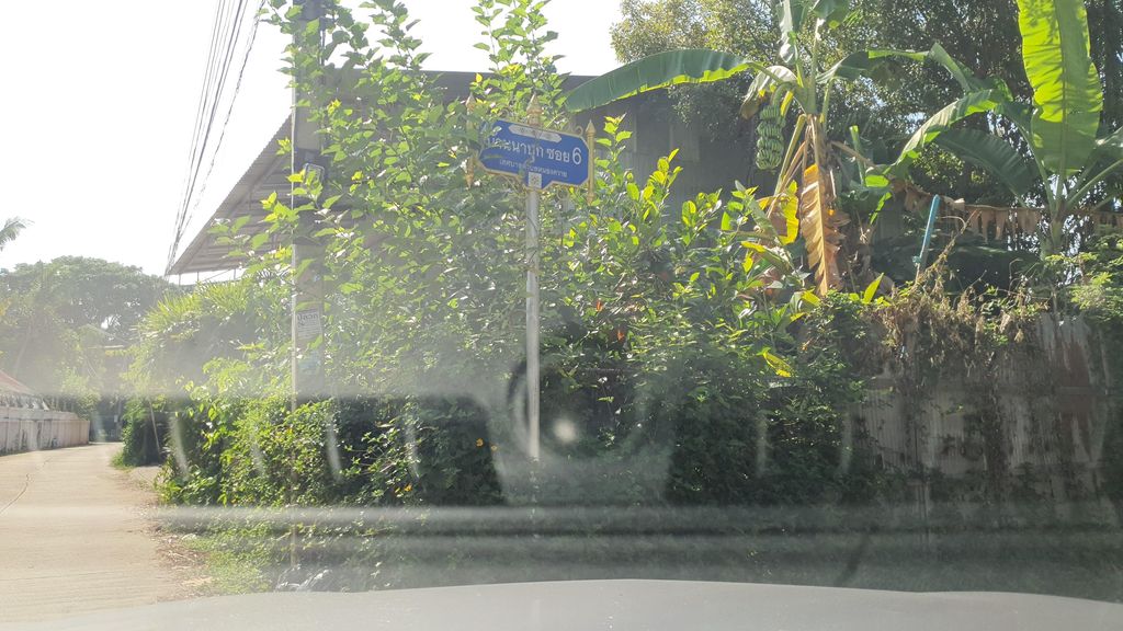 ภาพถนนตรงที่ วัดแสงโสตนาราม ตั้งอยู่ ถ่ายโดย jrcarlsen พ.ศ. 2565 (2022) · A street-level view of where วัดแสงโสตนาราม · Wat Saeng Sot Na Ram stands, by jrcarlsen in 2565 (2022)
