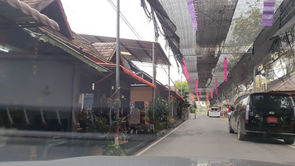 ภาพถนนตรงที่ ขันโตก พานไม้ ปิดทองคำเปลวทุกชนิด Wichooda shop ตั้งอยู่ ถ่ายโดย jrcarlsen พ.ศ. 2565 (2022) · A street-level view of where ขันโตก พานไม้ ปิดทองคำเปลวทุกชนิด Wichooda shop stands, by jrcarlsen in 2565 (2022)