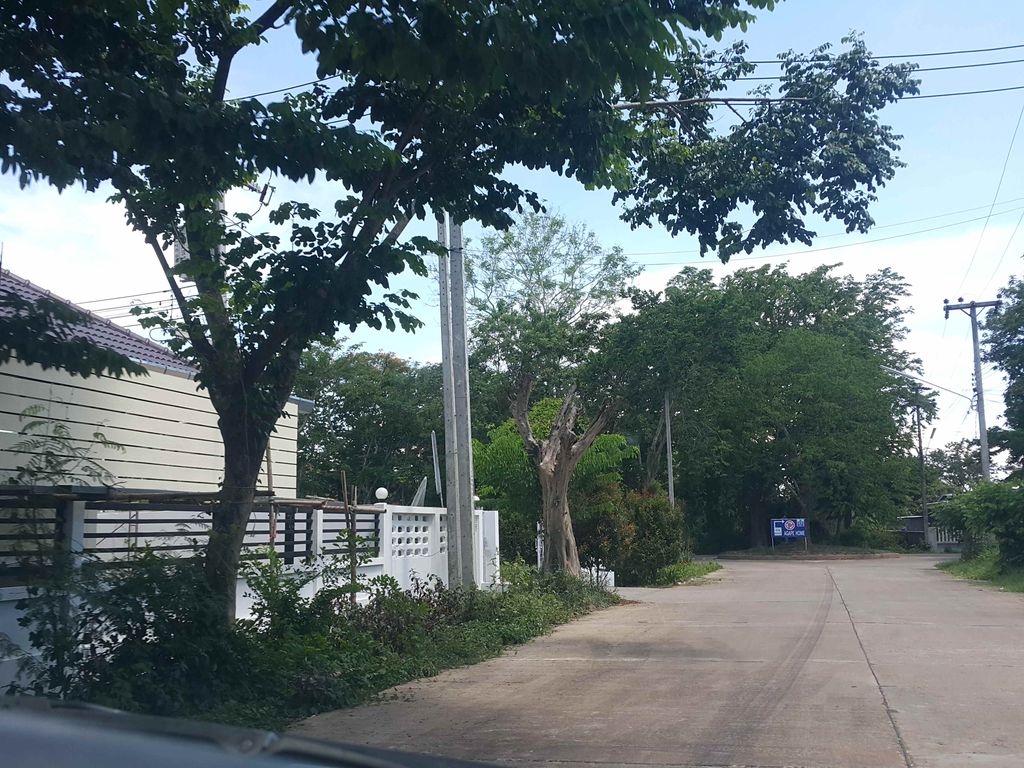 ภาพถนนตรงที่ บ้านสิทธา ตั้งอยู่ ถ่ายโดย jrcarlsen พ.ศ. 2558 (2015) · A street-level view of where บ้านสิทธา · Ban Sittha stands, by jrcarlsen in 2558 (2015)